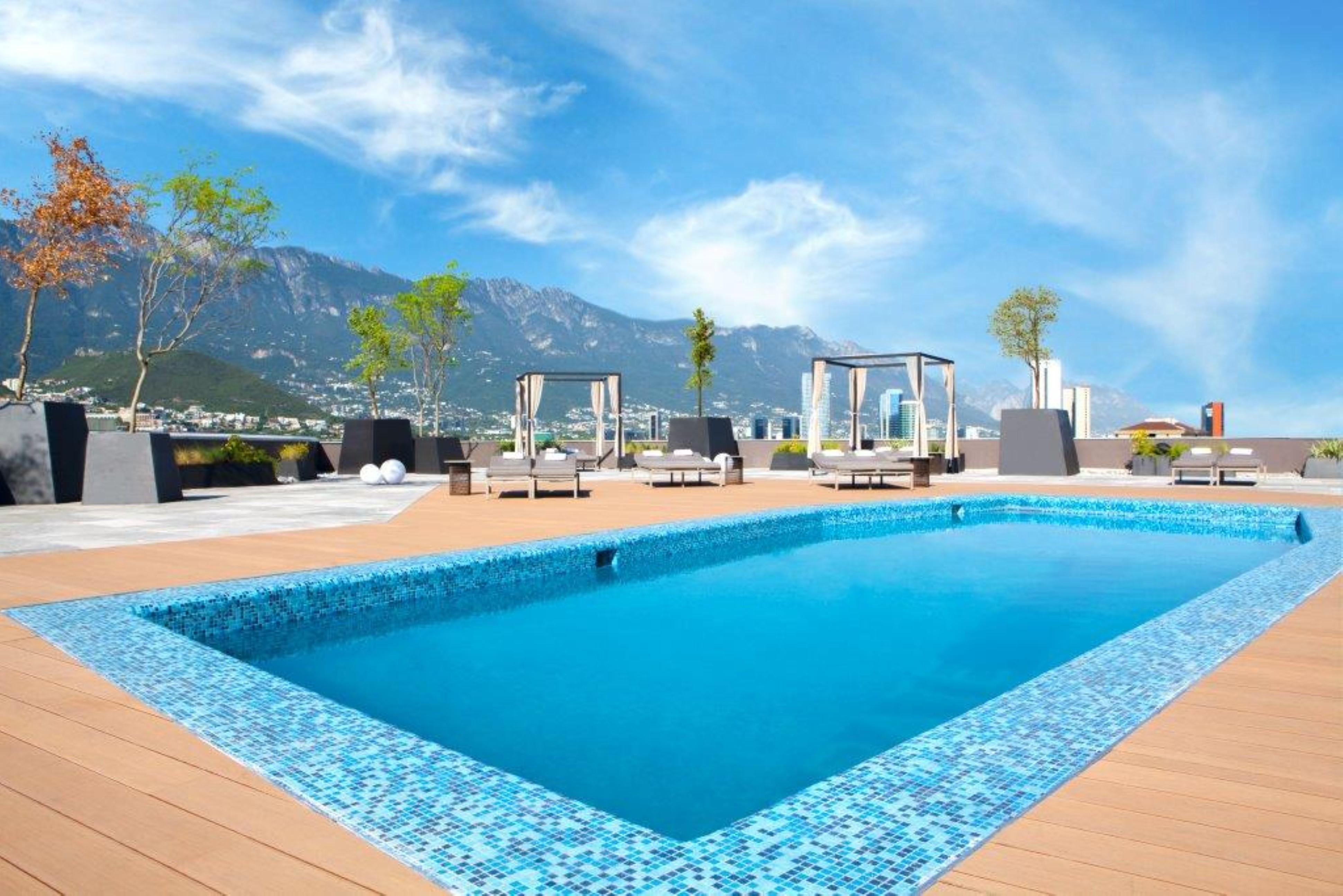 Camino Real Fashion Drive Monterrey Hotel San Pedro Garza Garcia Екстериор снимка Rooftop pool at the hotel