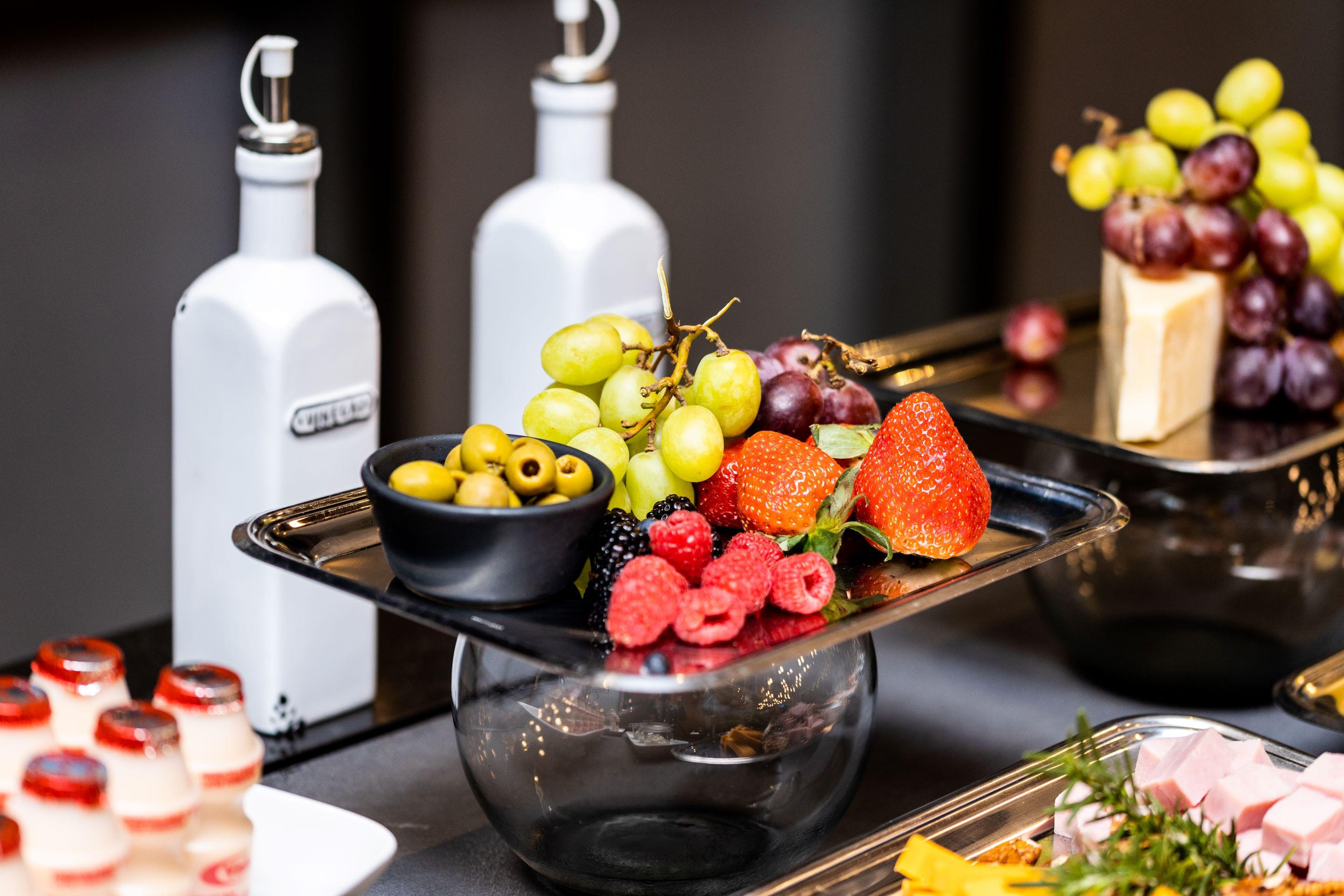 Camino Real Fashion Drive Monterrey Hotel San Pedro Garza Garcia Екстериор снимка Fruit and cheese platter