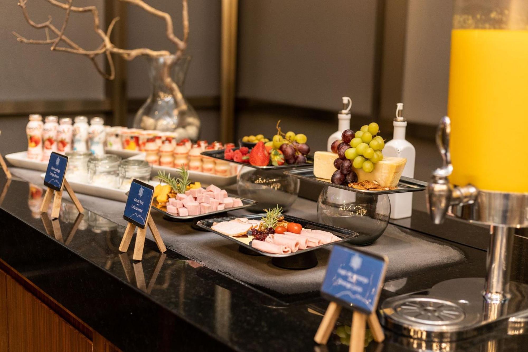 Camino Real Fashion Drive Monterrey Hotel San Pedro Garza Garcia Екстериор снимка A buffet at a hotel