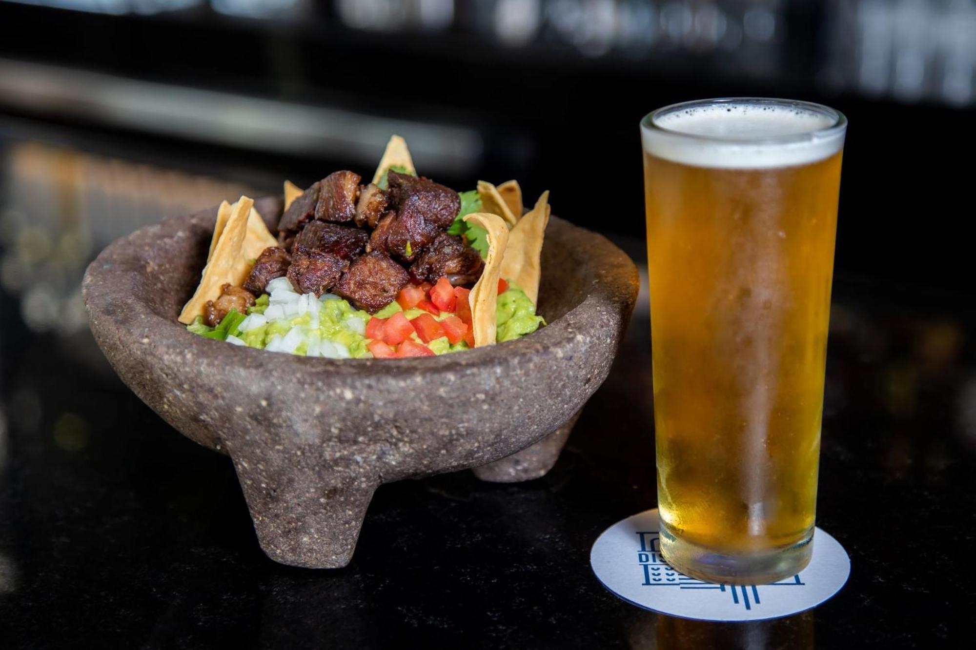 Camino Real Fashion Drive Monterrey Hotel San Pedro Garza Garcia Екстериор снимка Beer and guacamole