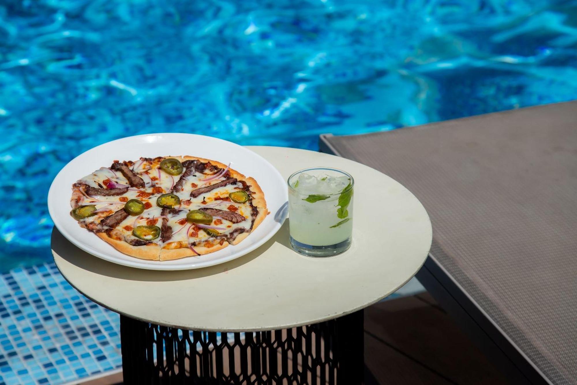 Camino Real Fashion Drive Monterrey Hotel San Pedro Garza Garcia Екстериор снимка A pizza and a drink