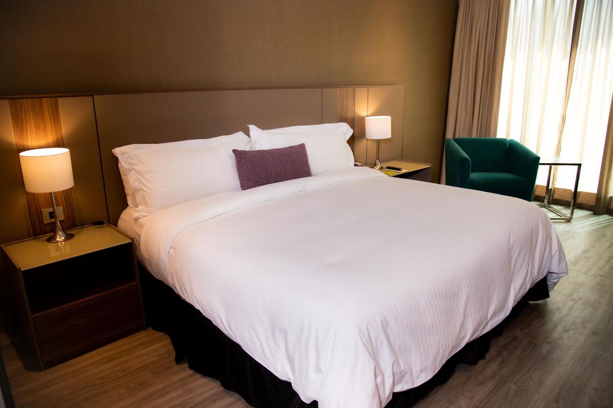 Camino Real Fashion Drive Monterrey Hotel San Pedro Garza Garcia Екстериор снимка A bed with a duvet