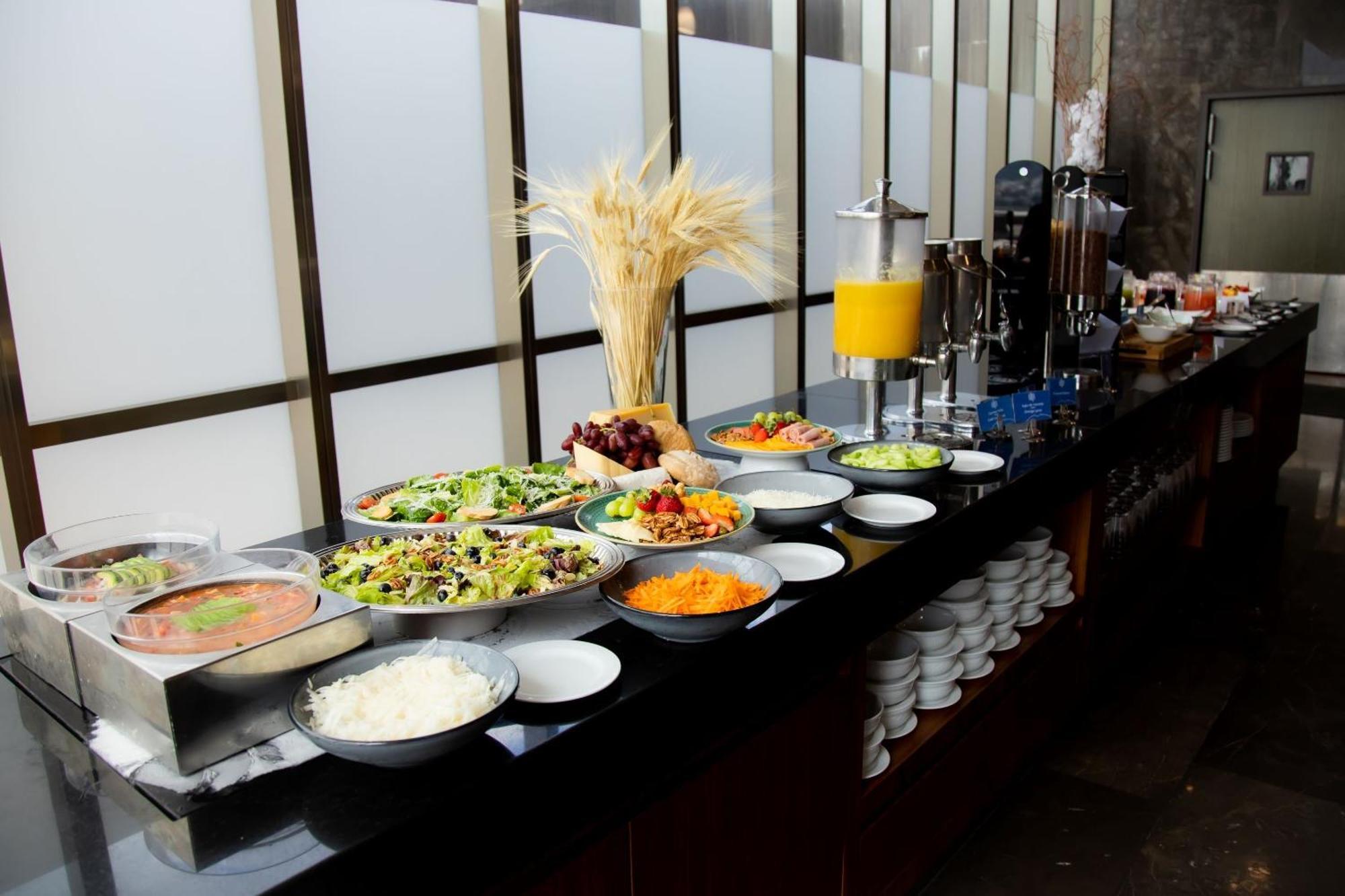 Camino Real Fashion Drive Monterrey Hotel San Pedro Garza Garcia Екстериор снимка A buffet at a hotel