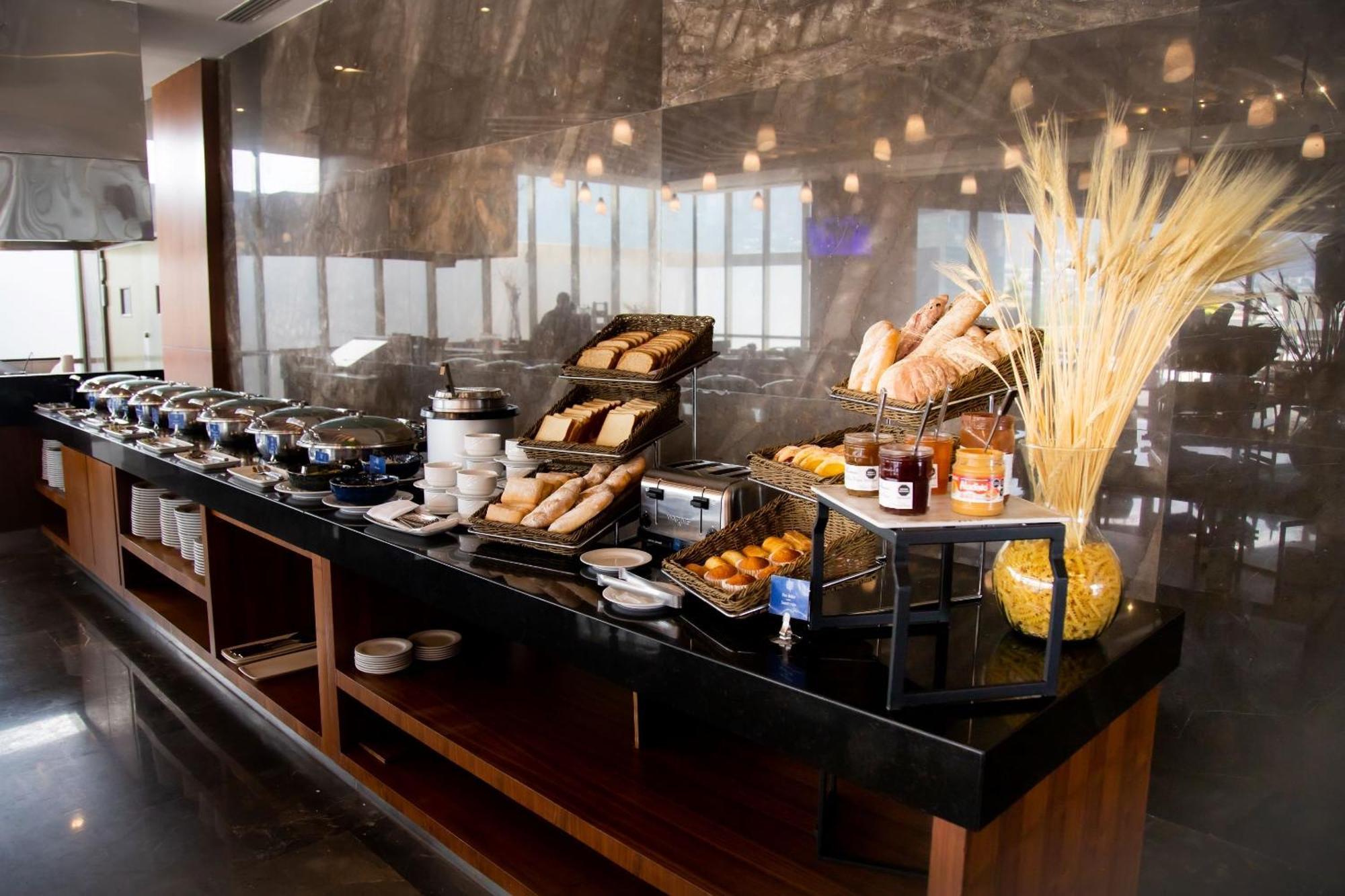 Camino Real Fashion Drive Monterrey Hotel San Pedro Garza Garcia Екстериор снимка A buffet at a hotel