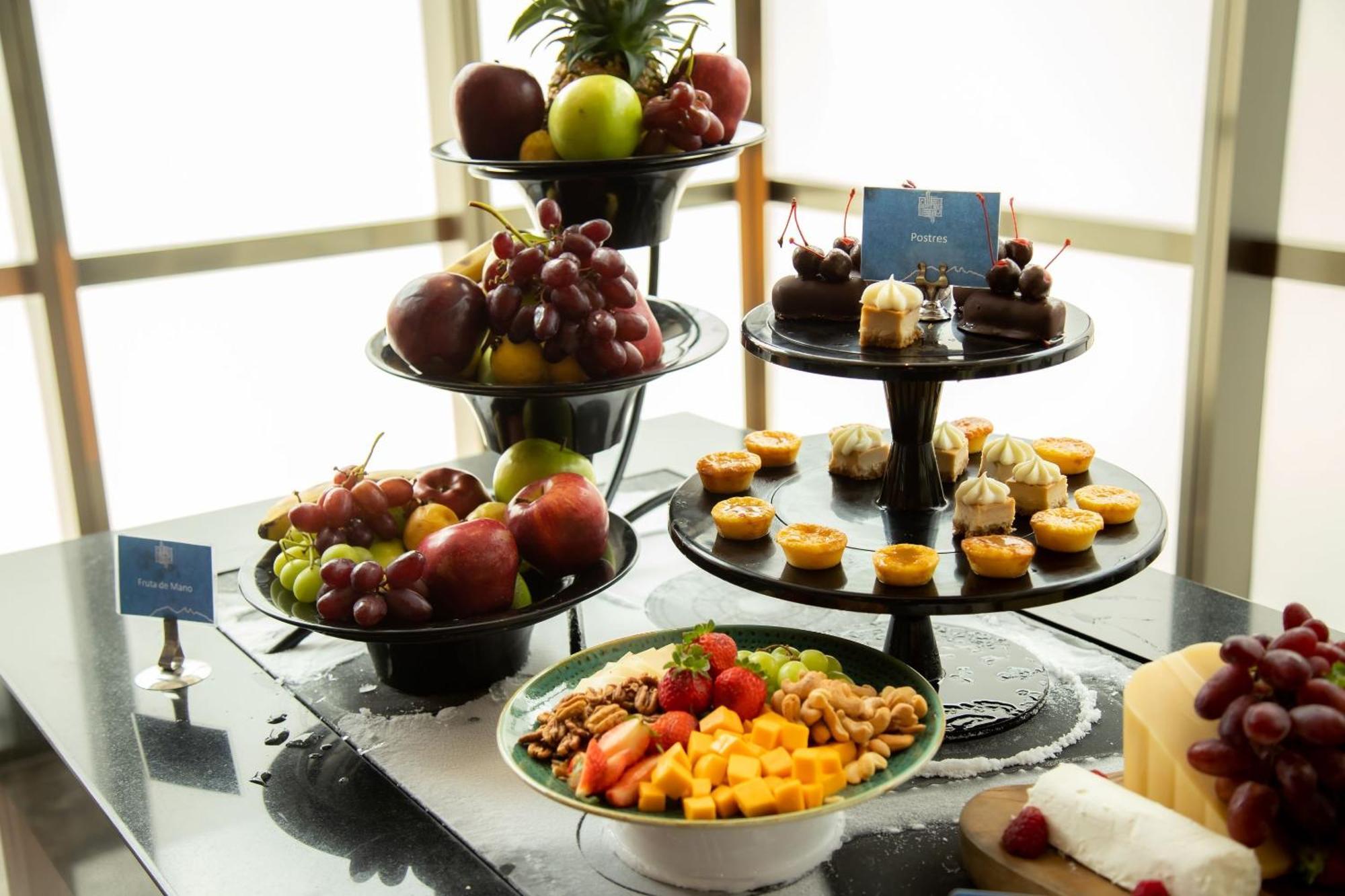 Camino Real Fashion Drive Monterrey Hotel San Pedro Garza Garcia Екстериор снимка A fruit and dessert buffet