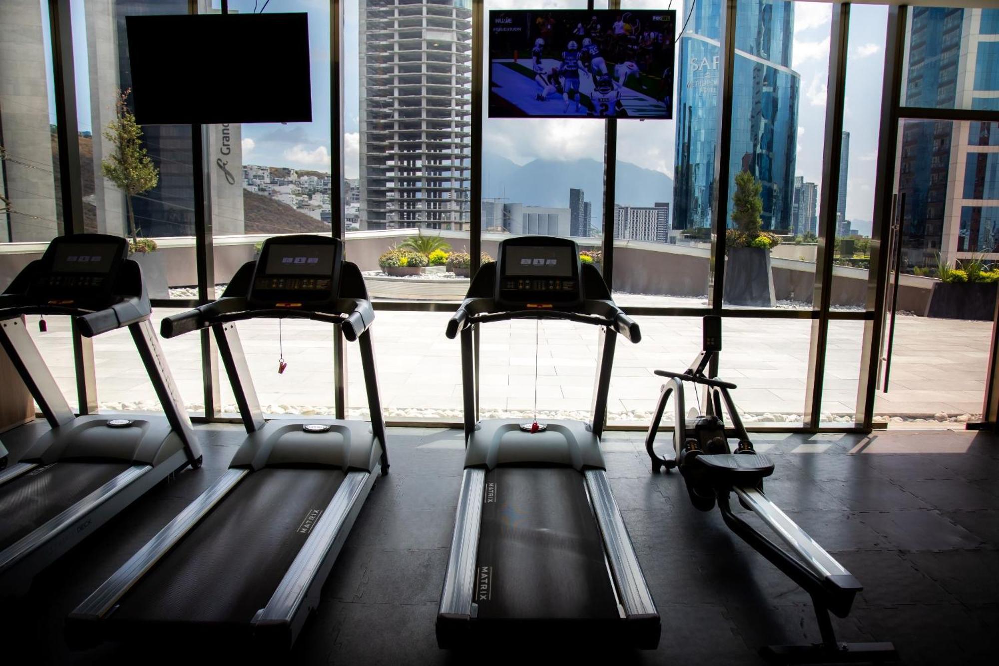 Camino Real Fashion Drive Monterrey Hotel San Pedro Garza Garcia Екстериор снимка Treadmills in a gym