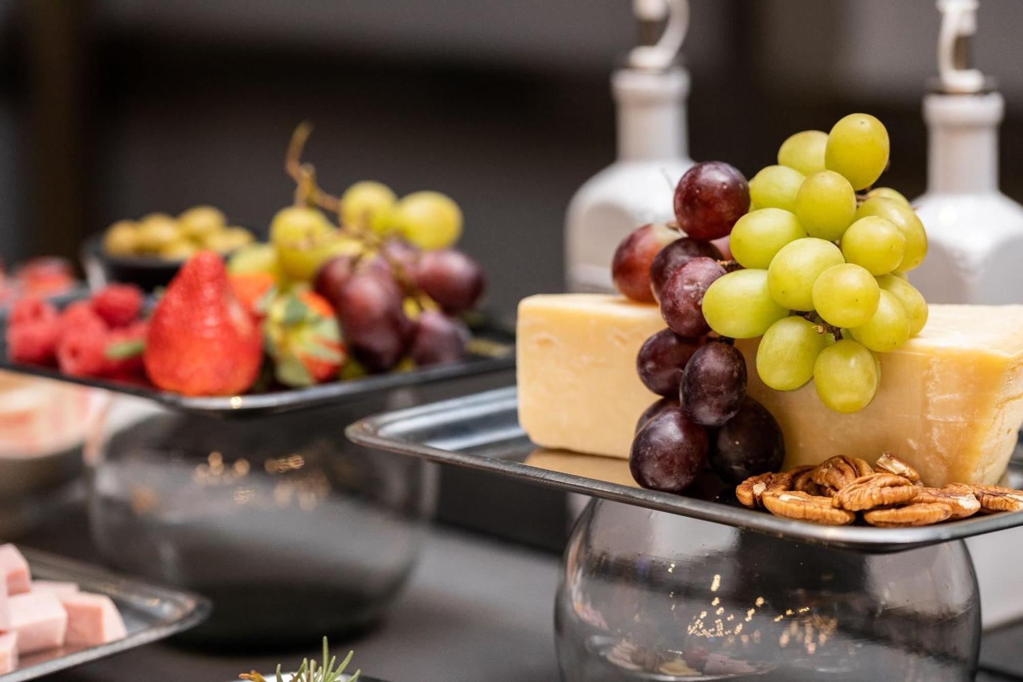 Camino Real Fashion Drive Monterrey Hotel San Pedro Garza Garcia Екстериор снимка A cheese and fruit platter